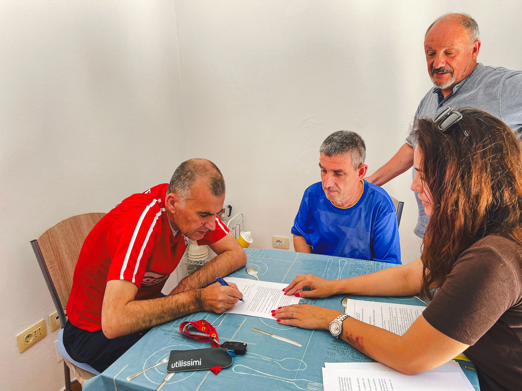 Le premier « Apartamentet e Mbështetura » ouvre ses portes à Tirana : un habitat partagé « thérapeutique » pour permettre aux personnes souffrant de troubles psychiques de vivre de manière autonome